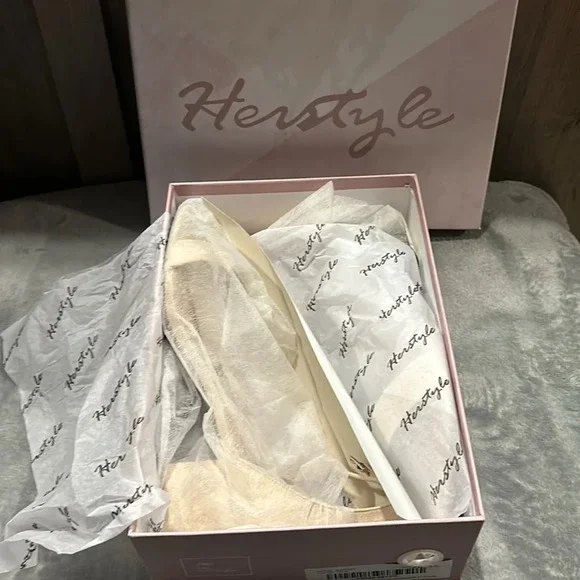 HERSTYLE Nude‎ Sunday Pump NIB - Picture 5 of 10